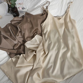 Moodne õhukeste rihmadega kleit – tavaline mudel