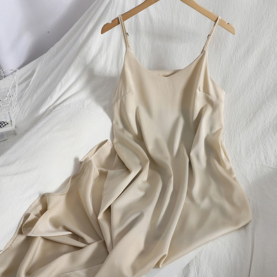 Moodne õhukeste rihmadega kleit – tavaline mudel