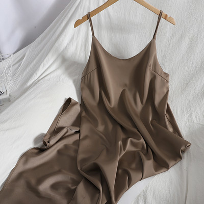 Moodne õhukeste rihmadega kleit – tavaline mudel