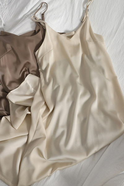 Moodne õhukeste rihmadega kleit – tavaline mudel