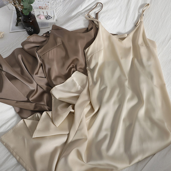 Moodne õhukeste rihmadega kleit – tavaline mudel