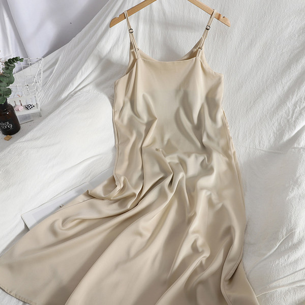 Moodne õhukeste rihmadega kleit – tavaline mudel