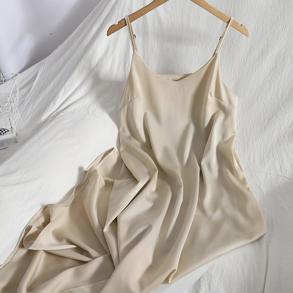 Moodne õhukeste rihmadega kleit – tavaline mudel