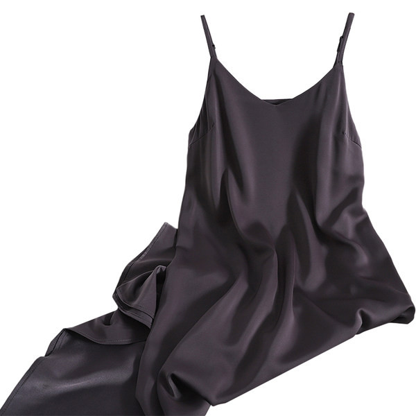 Moodne õhukeste rihmadega kleit – tavaline mudel