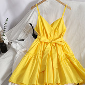 Ühevärviline peenikeste rihmadega naiste väljalõikega kleit