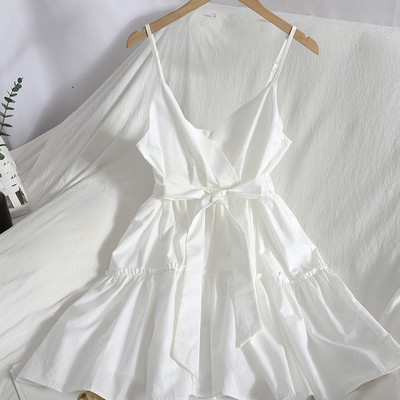 Ühevärviline peenikeste rihmadega naiste väljalõikega kleit