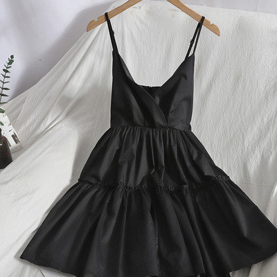 Ühevärviline peenikeste rihmadega naiste väljalõikega kleit