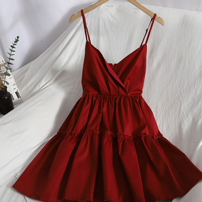 Ühevärviline peenikeste rihmadega naiste väljalõikega kleit