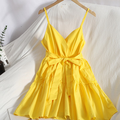 Ühevärviline peenikeste rihmadega naiste väljalõikega kleit