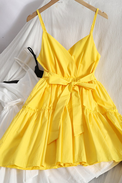 Jednobojna ženska izrezana haljina na tanke naramenice