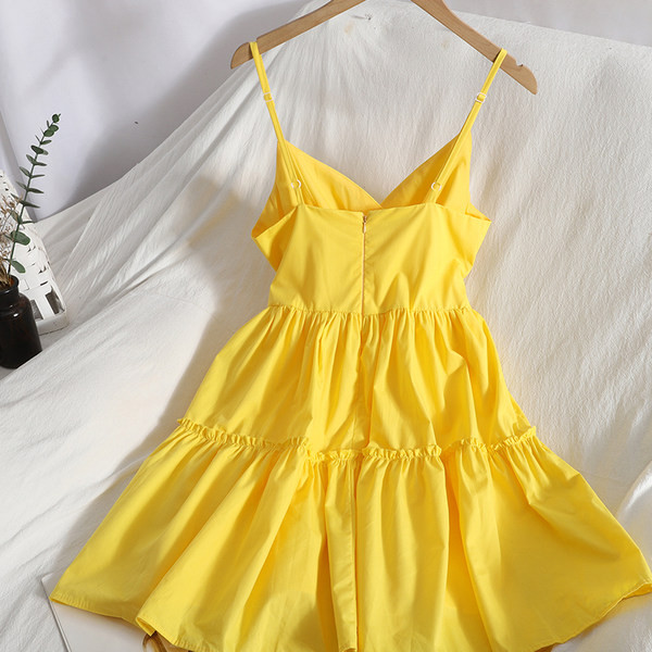 Jednobojna ženska izrezana haljina na tanke naramenice