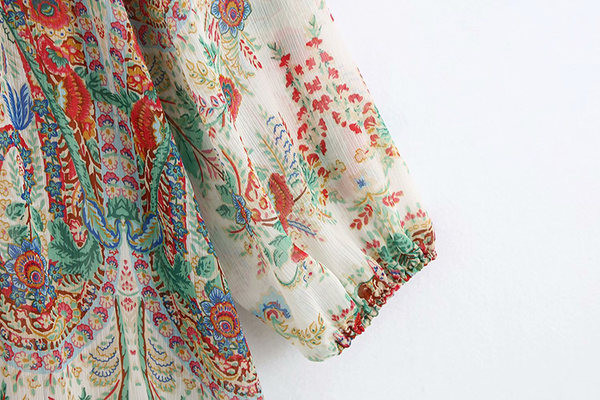 Laia mudeliga värvilise mustriga pikkade varrukatega naiste kleit