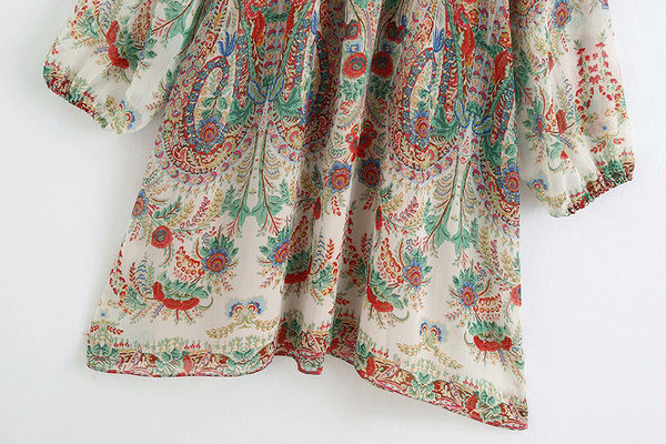 Laia mudeliga värvilise mustriga pikkade varrukatega naiste kleit