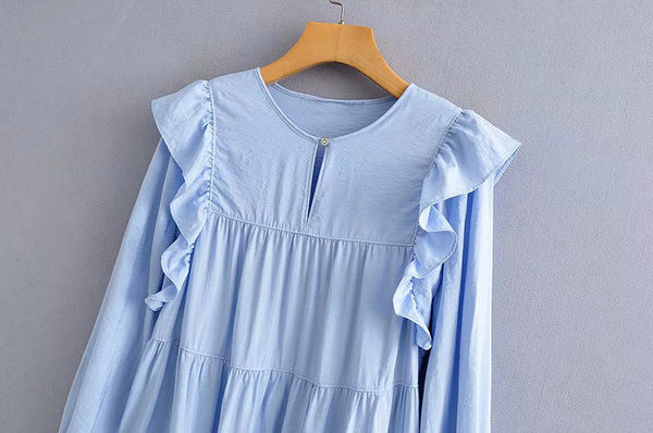 Lihtne lai lokkidega kleit