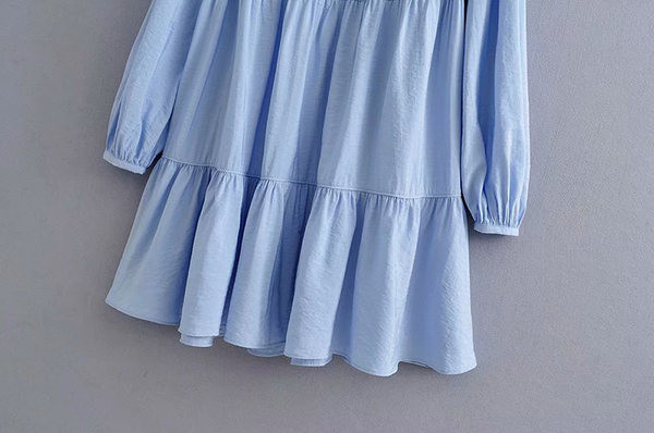 Lihtne lai lokkidega kleit