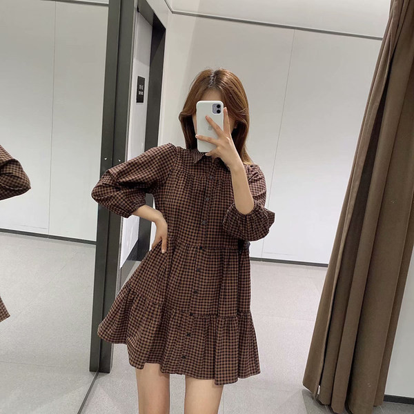 Ruuduline sügiskleidi lõikega nööpidega mudel