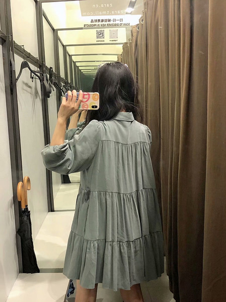 Rövid szabású ruha gombokkal