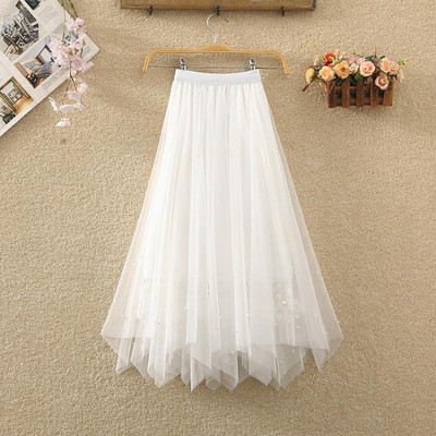 Naiste pikk tülli ja pärlitega seelik