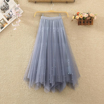 Naiste pikk tülli ja pärlitega seelik