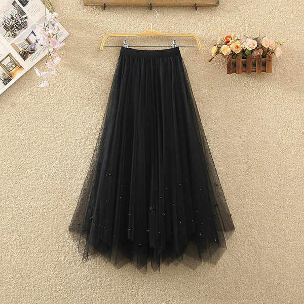 Naiste pikk tülli ja pärlitega seelik