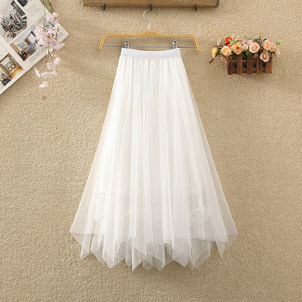 Naiste pikk tülli ja pärlitega seelik