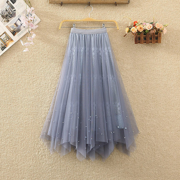 Naiste pikk tülli ja pärlitega seelik