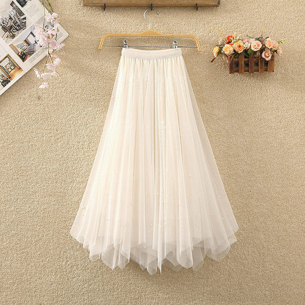 Naiste pikk tülli ja pärlitega seelik