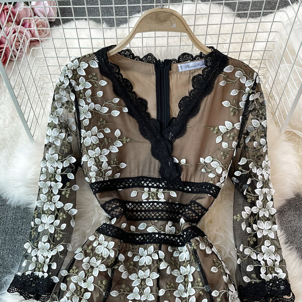 Naiste pitskleit spitsikaelusega ja seljal lukuga