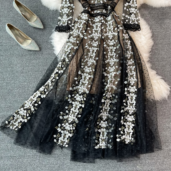 Naiste pitskleit spitsikaelusega ja seljal lukuga