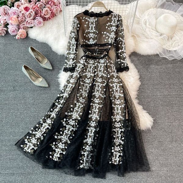 Naiste pitskleit spitsikaelusega ja seljal lukuga