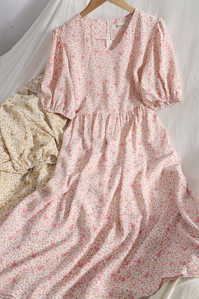 Naiste vabaajalõikeline spitsikaelusega kleit – mitut värvi