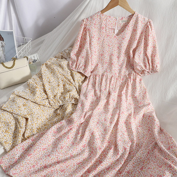 Naiste vabaajalõikeline spitsikaelusega kleit – mitut värvi