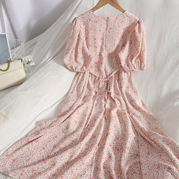 Naiste vabaajalõikeline spitsikaelusega kleit – mitut värvi