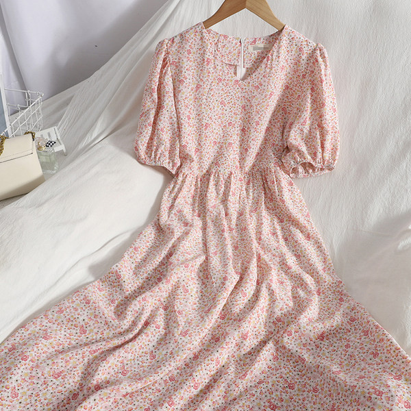 Naiste vabaajalõikeline spitsikaelusega kleit – mitut värvi