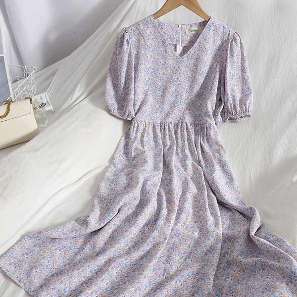 Naiste vabaajalõikeline spitsikaelusega kleit – mitut värvi