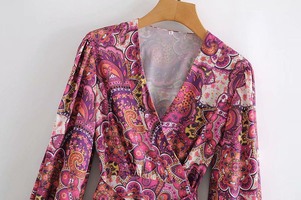 Sügava kaelusega lühike sügiskleit