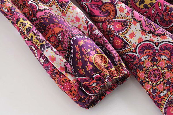 Sügava kaelusega lühike sügiskleit