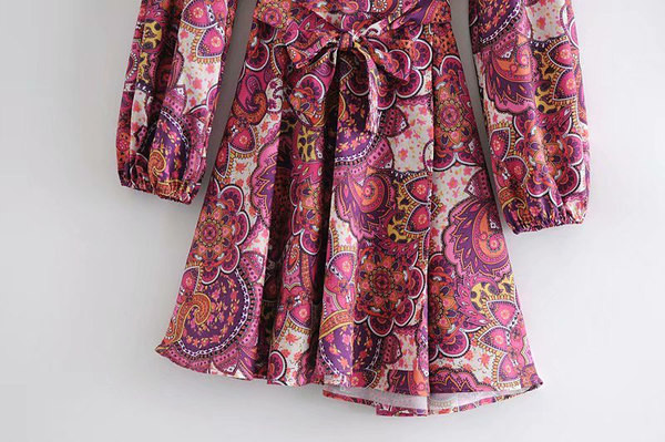 Sügava kaelusega lühike sügiskleit