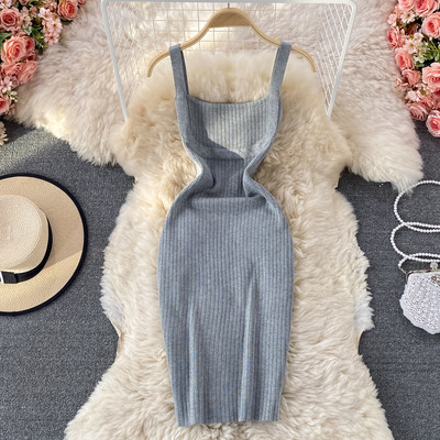 Kandilise dekoltee ja teksarihmadega naiste kleit