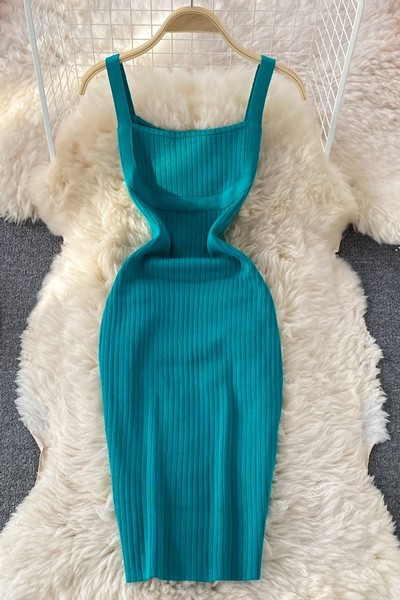 Kandilise dekoltee ja teksarihmadega naiste kleit