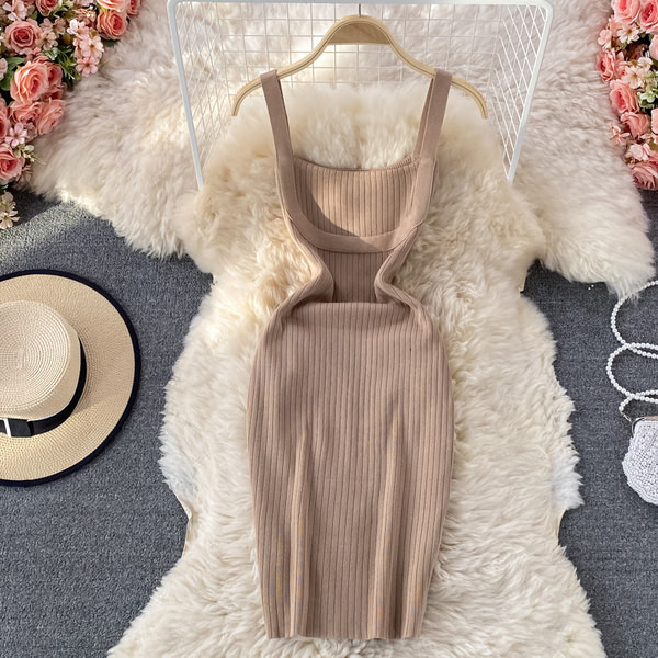 Kandilise dekoltee ja teksarihmadega naiste kleit