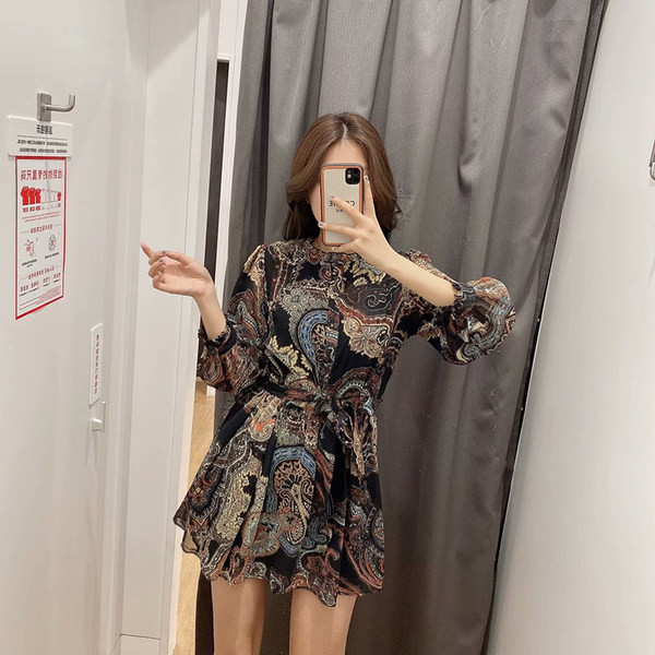 Разкроена есенна рокля с колан и шарен десен