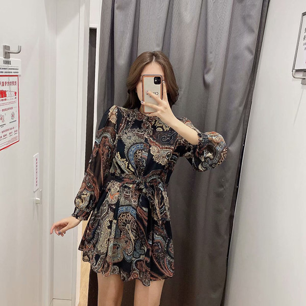 Разкроена есенна рокля с колан и шарен десен