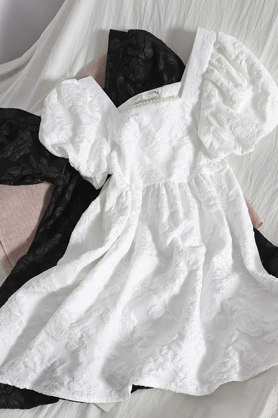 Moodne naiste kleit kandilise kaelusega ja pärlitega