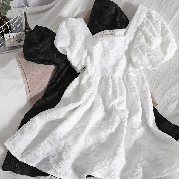 Moodne naiste kleit kandilise kaelusega ja pärlitega