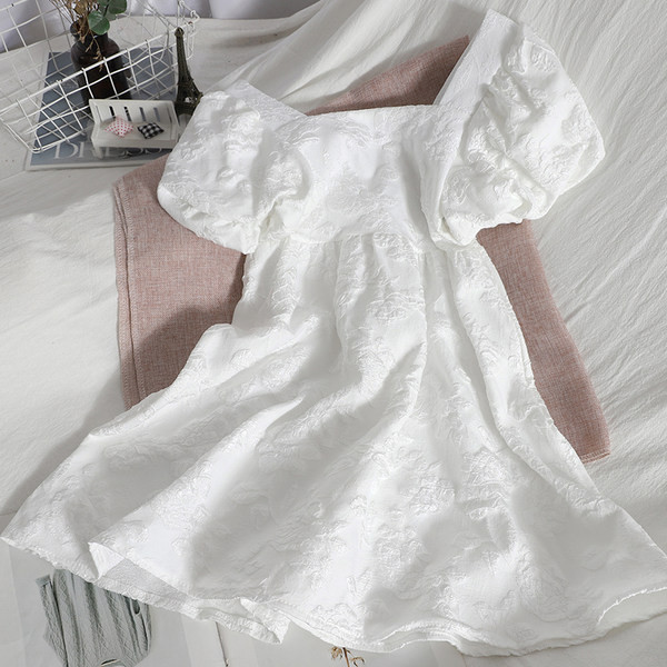 Moodne naiste kleit kandilise kaelusega ja pärlitega