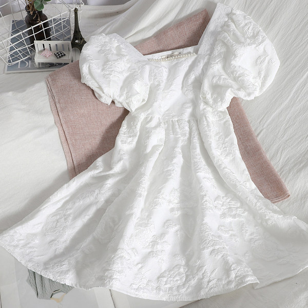 Moodne naiste kleit kandilise kaelusega ja pärlitega