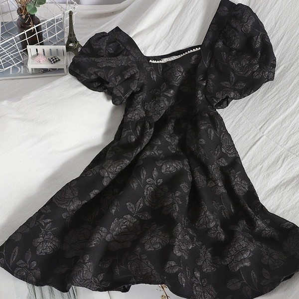 Moodne naiste kleit kandilise kaelusega ja pärlitega