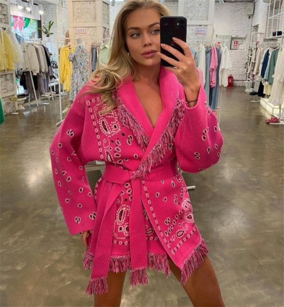 Női kötött mellény rojtokkal és övvel