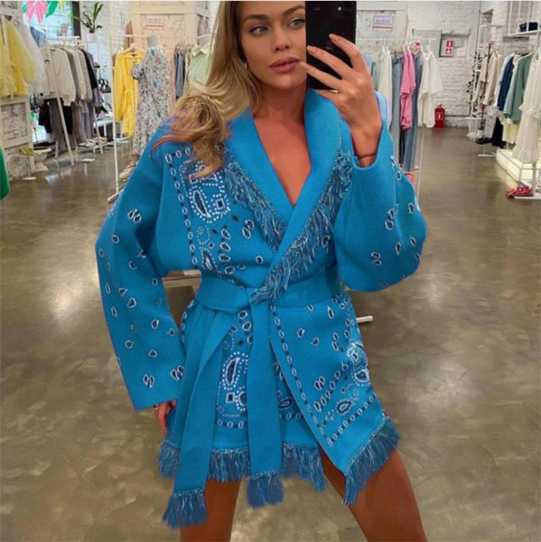 Női kötött mellény rojtokkal és övvel